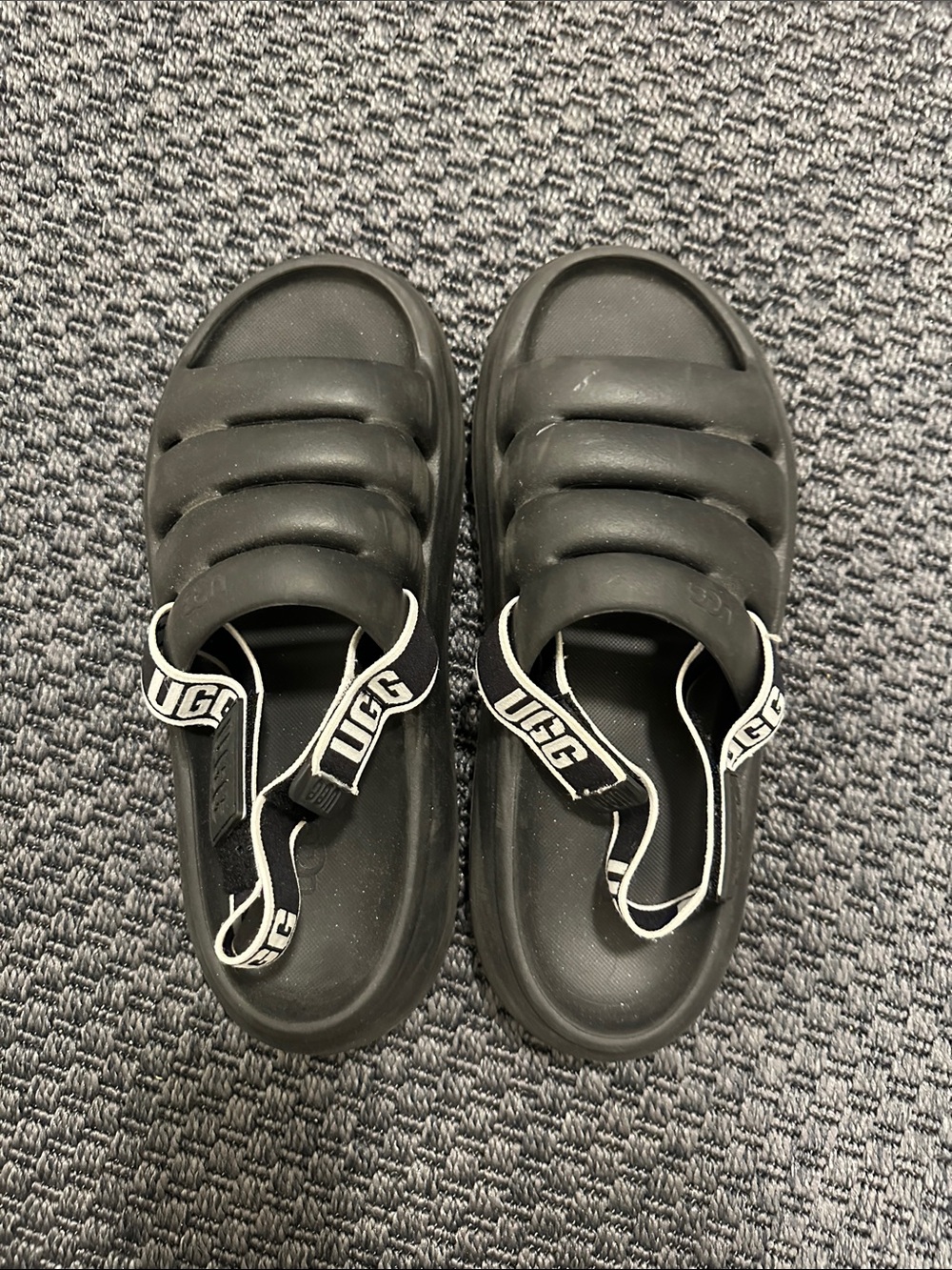 Good condition ! UGG Woman’s Black Slide Sandals with Logo Heel Strap
